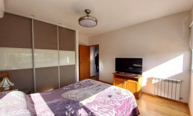 venta permuta casa en dos plantas, tres dormitorios calidad premium