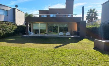 venta permuta casa en dos plantas, tres dormitorios calidad premium