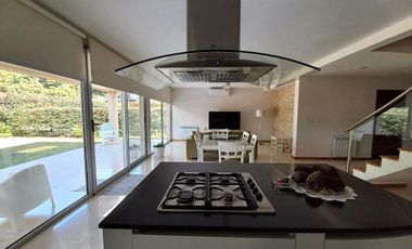 venta permuta casa en dos plantas, tres dormitorios calidad premium