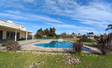 venta permuta casa en dos plantas, tres dormitorios calidad premium