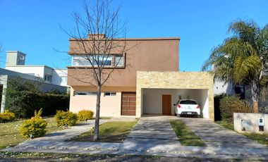 venta permuta casa en dos plantas, tres dormitorios calidad premium