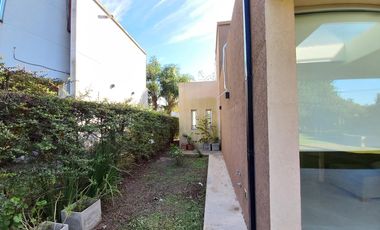 venta permuta casa en dos plantas, tres dormitorios calidad premium