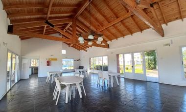 venta permuta casa en dos plantas, tres dormitorios calidad premium