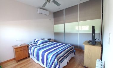 venta permuta casa en dos plantas, tres dormitorios calidad premium