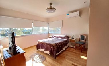 venta permuta casa en dos plantas, tres dormitorios calidad premium
