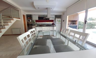venta permuta casa en dos plantas, tres dormitorios calidad premium