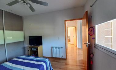 venta permuta casa en dos plantas, tres dormitorios calidad premium