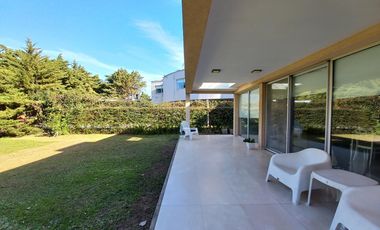 venta permuta casa en dos plantas, tres dormitorios calidad premium