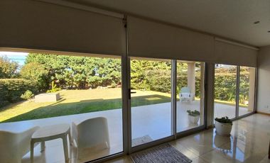 venta permuta casa en dos plantas, tres dormitorios calidad premium