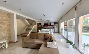 venta permuta casa en dos plantas, tres dormitorios calidad premium