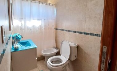 venta permuta casa en dos plantas, tres dormitorios calidad premium