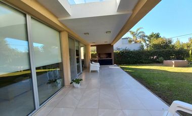 venta permuta casa en dos plantas, tres dormitorios calidad premium
