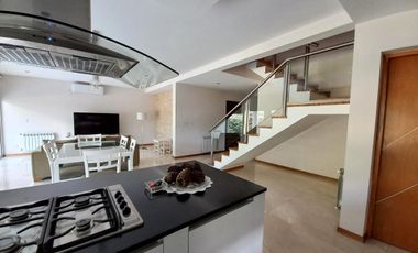 venta permuta casa en dos plantas, tres dormitorios calidad premium
