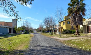 venta permuta casa en dos plantas, tres dormitorios calidad premium