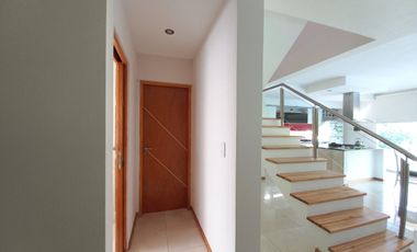 venta permuta casa en dos plantas, tres dormitorios calidad premium