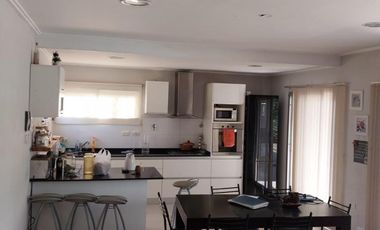 Casa en venta - 3 Dormitorios 3 Baños - Berazategui
