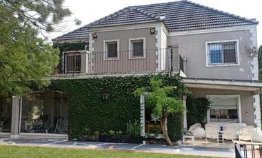 Casa en venta - 4 Dormitorios 3 Baños - Cañuelas