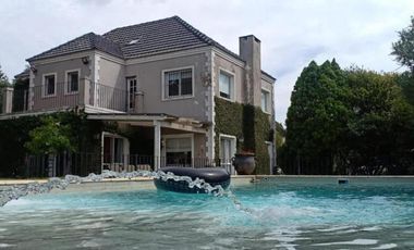 Casa en venta - 4 Dormitorios 3 Baños - Cañuelas