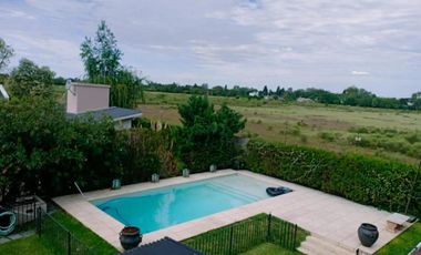 Casa en venta - 4 Dormitorios 3 Baños - Cañuelas