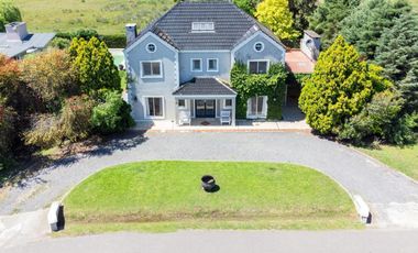 Casa en venta - 4 Dormitorios 3 Baños - Cañuelas