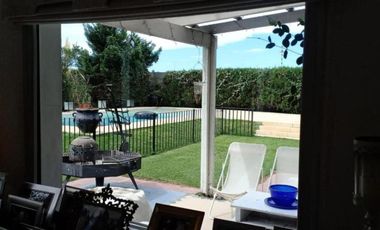 Casa en venta - 4 Dormitorios 3 Baños - Cañuelas