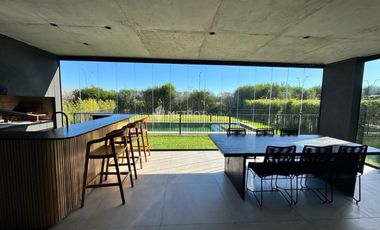Casa en venta 5 ambientes hormigon minimalista en puertos escobar