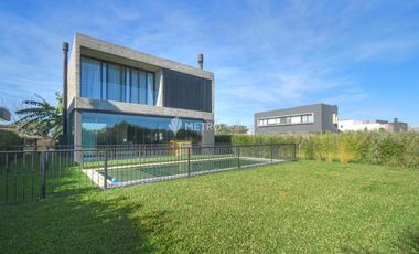 Casa en venta 5 ambientes hormigon minimalista en puertos escobar