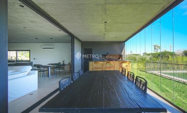 Casa en venta 5 ambientes hormigon minimalista en puertos escobar