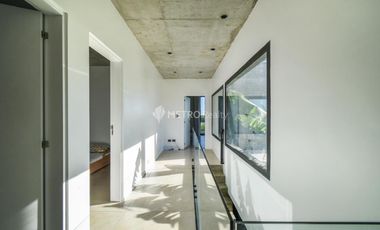 Casa en venta 5 ambientes hormigon minimalista en puertos escobar