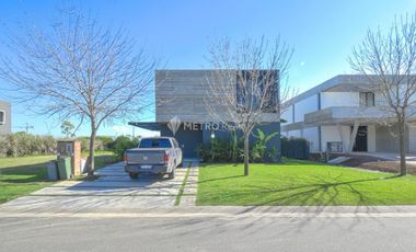 Casa en venta 5 ambientes hormigon minimalista en puertos escobar