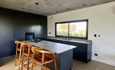 Casa en venta 5 ambientes hormigon minimalista en puertos escobar