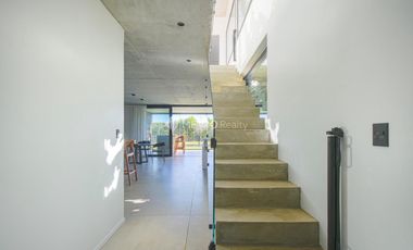 Casa en venta 5 ambientes hormigon minimalista en puertos escobar