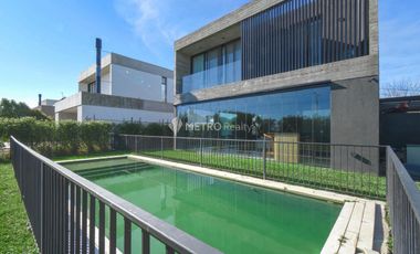 Casa en venta 5 ambientes hormigon minimalista en puertos escobar