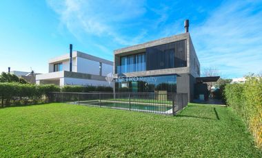 Casa en venta 5 ambientes hormigon minimalista en puertos escobar