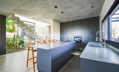Casa en venta 5 ambientes hormigon minimalista en puertos escobar