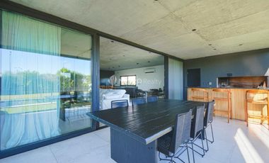 Casa en venta 5 ambientes hormigon minimalista en puertos escobar