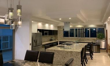 CASA EN PUERTA DE HIERRO - NAVARRA CONDOMINIO
