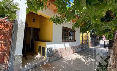 Casa alquiler Belgrano, 3 dormitorios, 3 baños, cochera x 3 autos y patio con parrilla