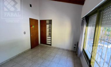 Casa alquiler Belgrano, 3 dormitorios, 3 baños, cochera x 3 autos y patio con parrilla
