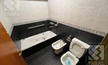 Casa alquiler Belgrano, 3 dormitorios, 3 baños, cochera x 3 autos y patio con parrilla