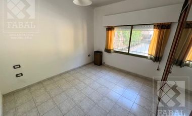 Casa alquiler Belgrano, 3 dormitorios, 3 baños, cochera x 3 autos y patio con parrilla