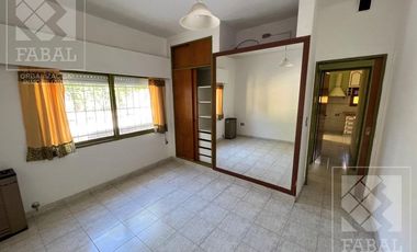 Casa alquiler Belgrano, 3 dormitorios, 3 baños, cochera x 3 autos y patio con parrilla