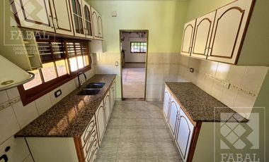 Casa alquiler Belgrano, 3 dormitorios, 3 baños, cochera x 3 autos y patio con parrilla