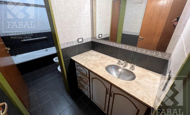 Casa alquiler Belgrano, 3 dormitorios, 3 baños, cochera x 3 autos y patio con parrilla