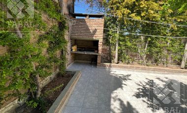 Casa alquiler Belgrano, 3 dormitorios, 3 baños, cochera x 3 autos y patio con parrilla