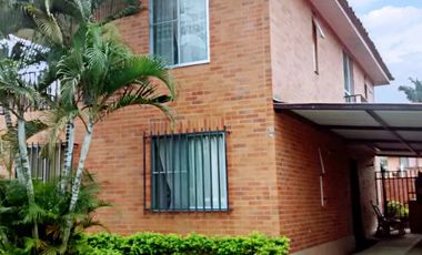 Vendo Casa De Dos Plantas En Conjunto Residencial La Herrería 5, Hacienda El Castillo.