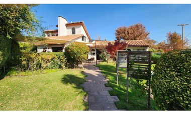 Casa En Arriendo 4d / 3b Los Dominicos