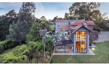 Una casa de cuento! Para arriendo en el Alto de Las Palmas