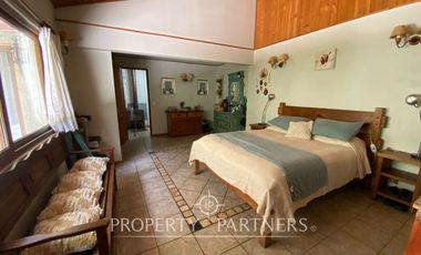 Preciosa casa en parcela rodeada de árboles nativos