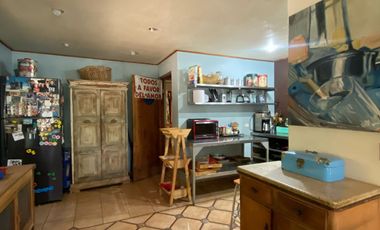 Preciosa casa en parcela rodeada de árboles nativos